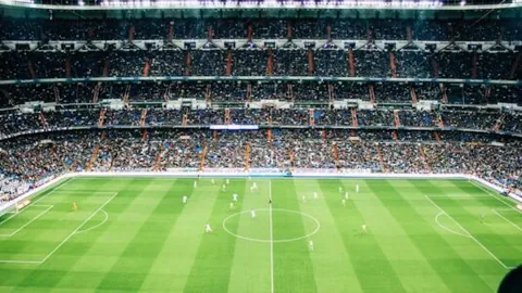 无人机照亮“大莲花”，国足同场助力夜空璀璨