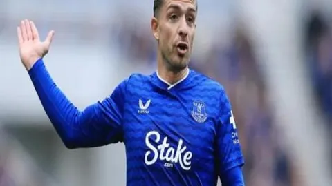 孙浩钦巧妙传球，李慕豪空中强势扣篮得分